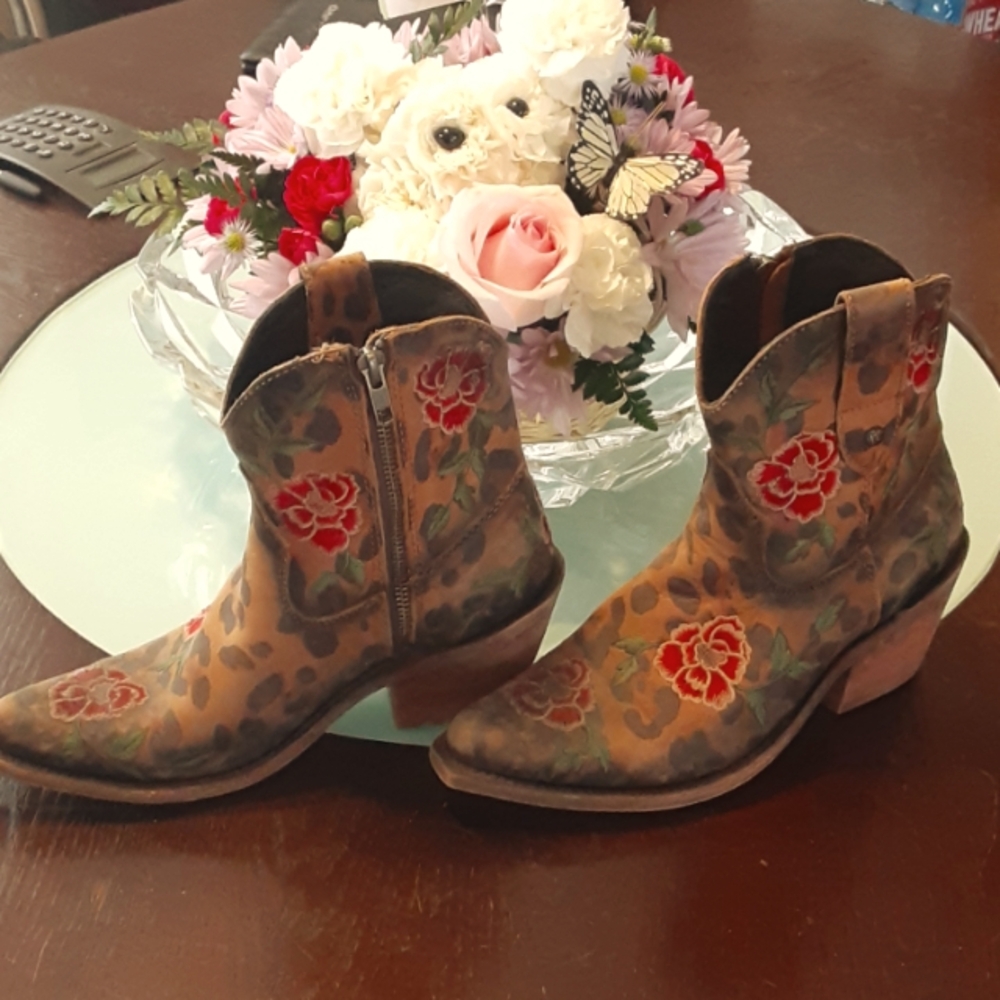 Leather cowgirl boots